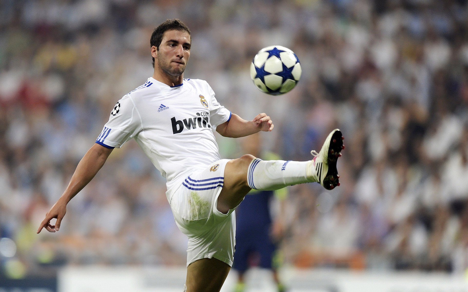 赛道与球门，库尔图瓦的持续杀伤如何诠释冠军之夜的双重奏